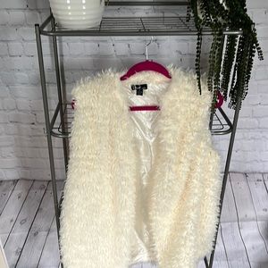 XL white fluffy vest never worn